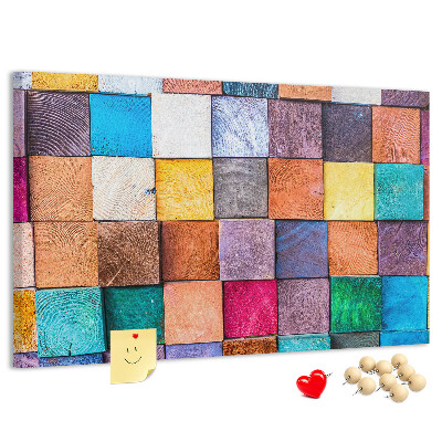 Pizarra de corcho con cuadrados coloridos y diseño de madera