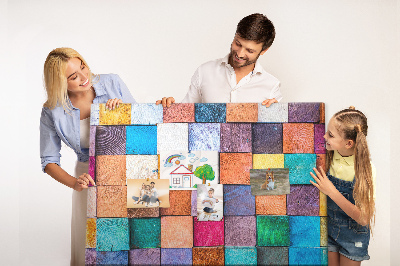 Pizarra de corcho con cuadrados coloridos y diseño de madera