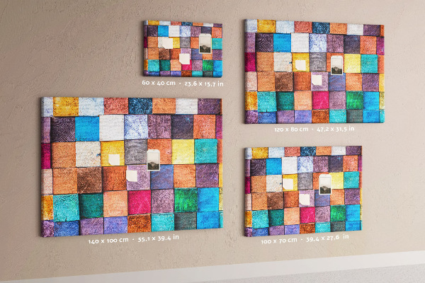 Pizarra de corcho con cuadrados coloridos y diseño de madera