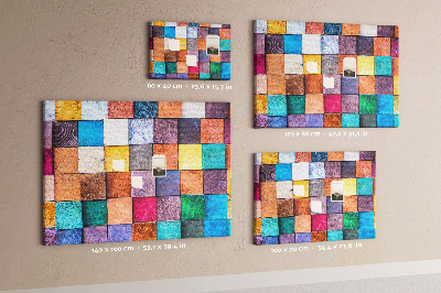 Pizarra de corcho con cuadrados coloridos y diseño de madera