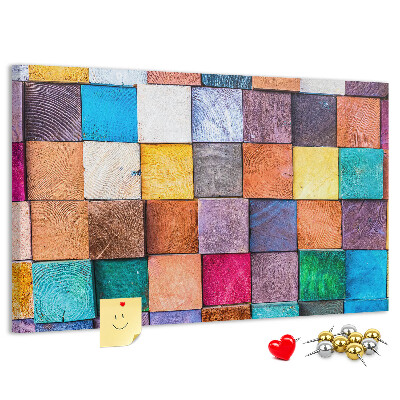 Pizarra de corcho con cuadrados coloridos y diseño de madera
