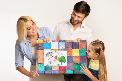 Pizarra de corcho con cuadrados coloridos y diseño de madera