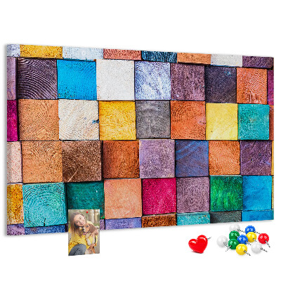 Pizarra de corcho con cuadrados coloridos y diseño de madera