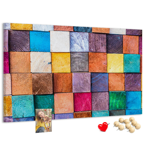 Pizarra de corcho con cuadrados coloridos y diseño de madera