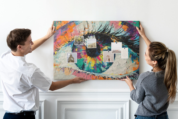 Tablero de anuncios con diseño de pinceladas dinámicas y coloridas