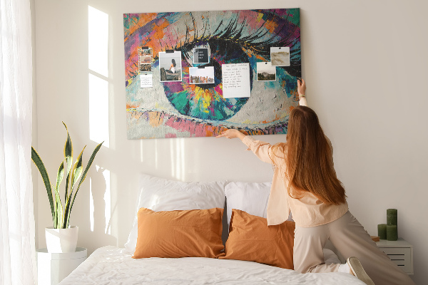 Tablero de anuncios con diseño de pinceladas dinámicas y coloridas