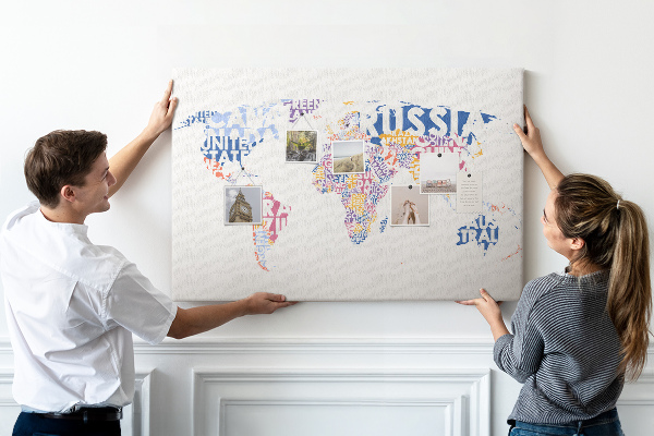 Pizarra de corcho mapamundi con los nombres de los países