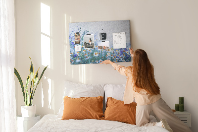 Tablero de corcho decorativo con diseño de pradera con mariposa y flores