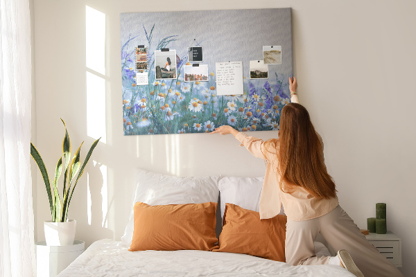Tablero de corcho decorativo con diseño de pradera con mariposa y flores