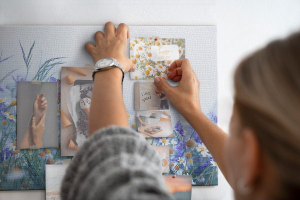 Tablero de corcho decorativo con diseño de pradera con mariposa y flores