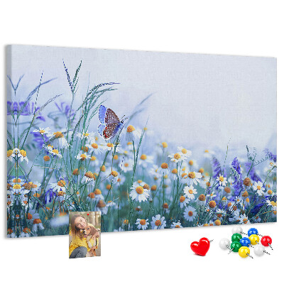 Tablero de corcho decorativo con diseño de pradera con mariposa y flores