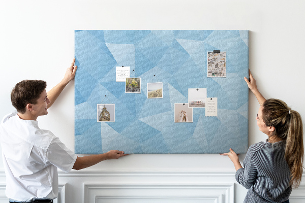 Pizarra de corcho con diseño de triángulos geométricos en tonalidades azules
