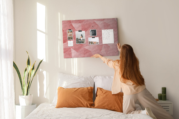 Pizarra de corcho con diseño geométrico en tonos rosas y beige