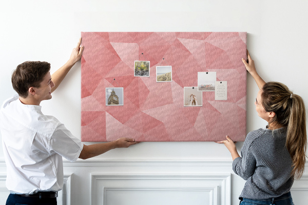 Pizarra de corcho con diseño geométrico en tonos rosas y beige