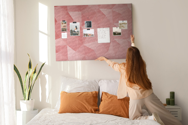 Pizarra de corcho con diseño geométrico en tonos rosas y beige