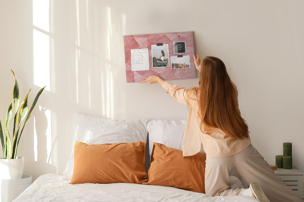 Pizarra de corcho con diseño geométrico en tonos rosas y beige