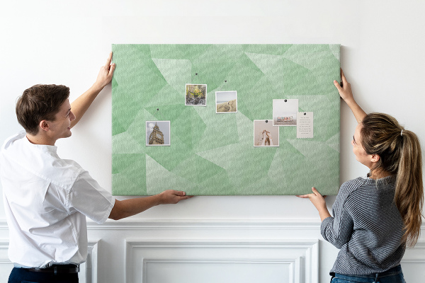 Tablero de corcho decorativo con diseño abstracto en tonos verdes