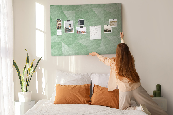 Tablero de corcho decorativo con diseño abstracto en tonos verdes