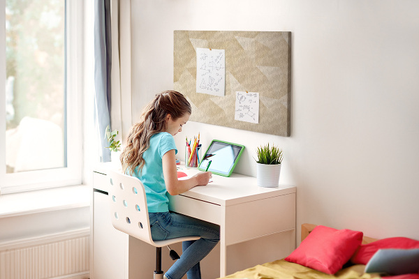 Tablero de anuncios con diseño abstracto en tonos beige