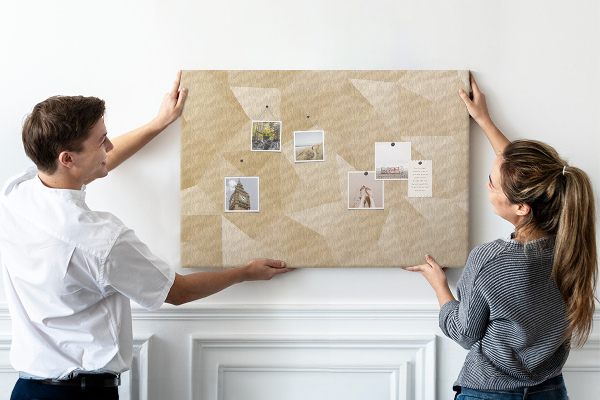 Tablero de anuncios con diseño abstracto en tonos beige