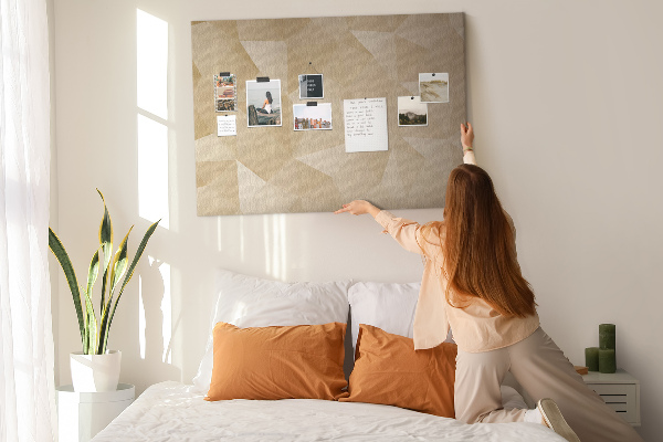 Tablero de anuncios con diseño abstracto en tonos beige