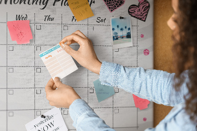 Tablero de anuncios planificador mensual con diseño de corazones y patrones