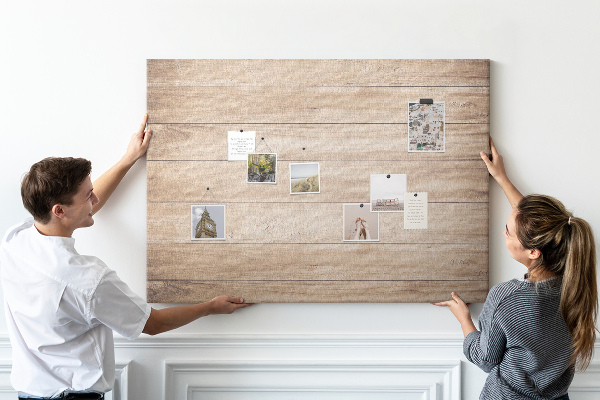 Tablero de corcho decorado de madera natural en tonos cálidos