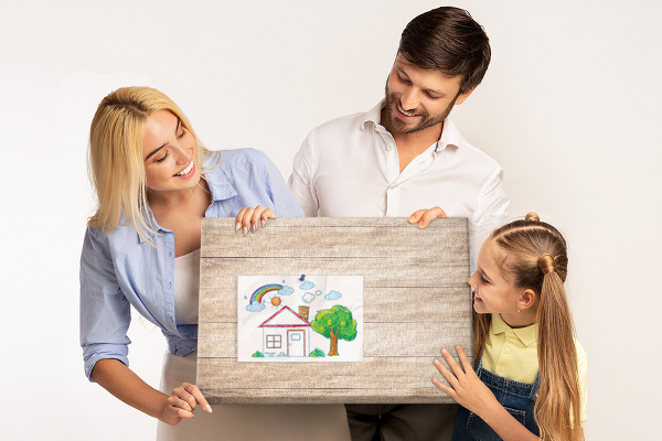 Tablero de corcho decorado de madera natural en tonos cálidos