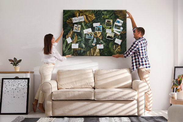 Tablero de corcho decorado con diseño de hojas doradas sobre fondo verde oscuro