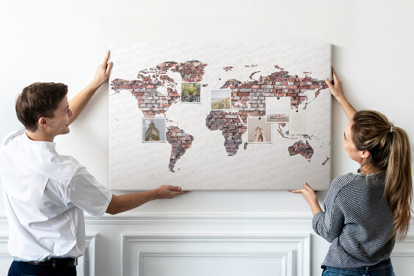 Tablero de anuncios mapamundi con fondo de pared de ladrillos