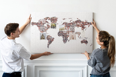 Tablero de anuncios mapamundi con fondo de pared de ladrillos