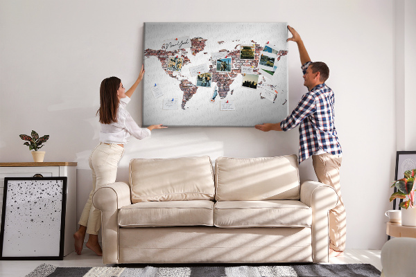 Tablero de anuncios mapamundi con fondo de pared de ladrillos
