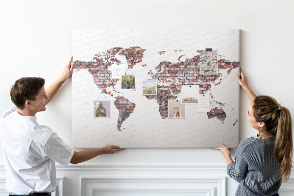 Tablero de anuncios mapamundi con fondo de pared de ladrillos