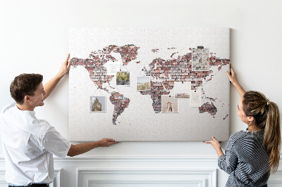 Tablero de anuncios mapamundi con fondo de pared de ladrillos