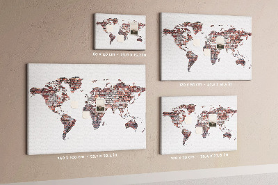Tablero de anuncios mapamundi con fondo de pared de ladrillos
