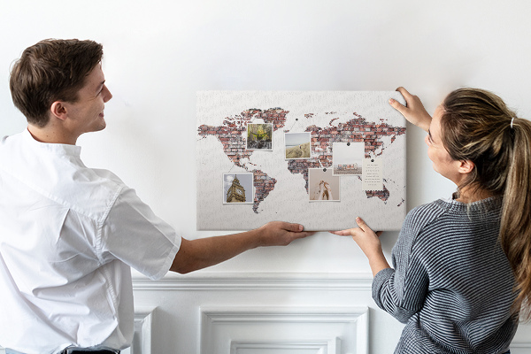 Tablero de anuncios mapamundi con fondo de pared de ladrillos