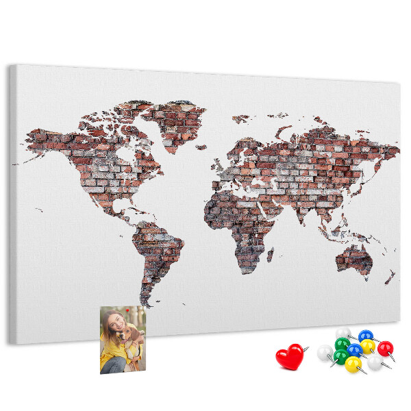 Tablero de anuncios mapamundi con fondo de pared de ladrillos