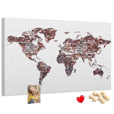 Tablero de anuncios mapamundi con fondo de pared de ladrillos