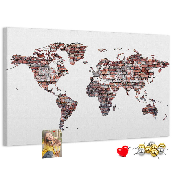 Tablero de anuncios mapamundi con fondo de pared de ladrillos
