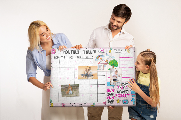 Tablero de corcho decorativo agenda mensual con motivos coloridos