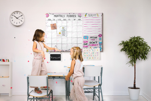 Tablero de corcho decorativo agenda mensual con motivos coloridos