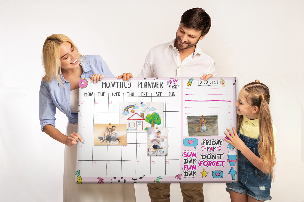 Tablero de corcho decorativo agenda mensual con motivos coloridos