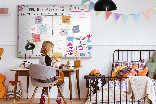Tablero de corcho decorativo agenda mensual con motivos coloridos