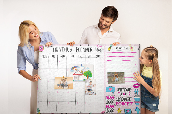 Tablero de corcho decorativo agenda mensual con motivos coloridos