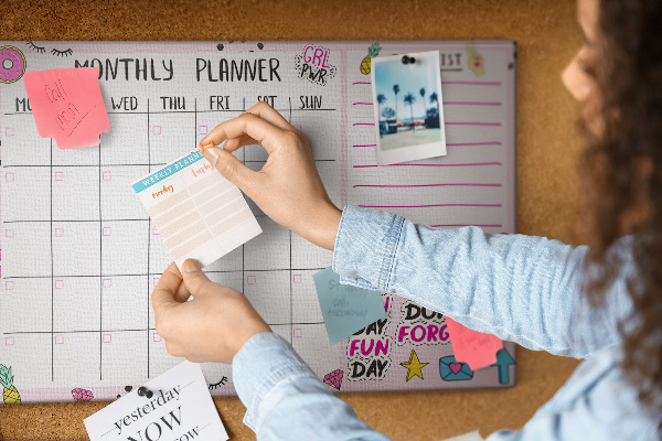Tablero de corcho decorativo agenda mensual con motivos coloridos