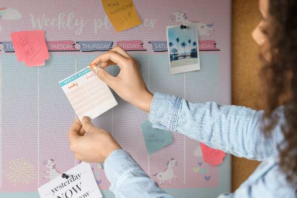Tablero de anuncios agenda semanal con diseño de unicornios coloridos