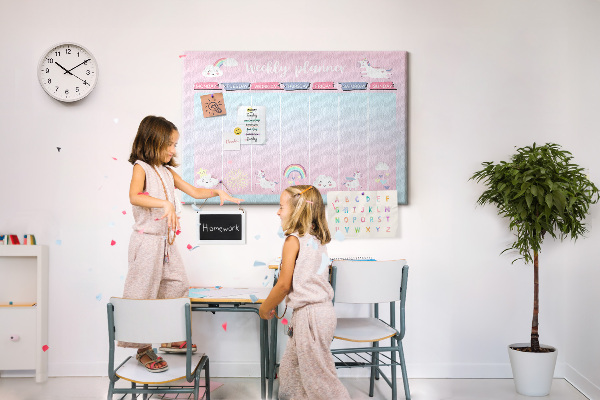 Tablero de anuncios agenda semanal con diseño de unicornios coloridos