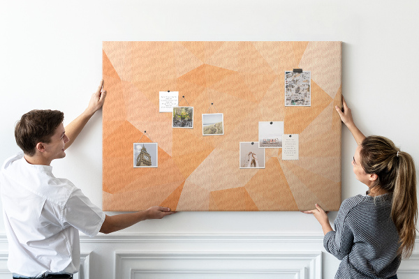 Pizarra de corcho con diseño de triángulos en tonos geométricos naranja
