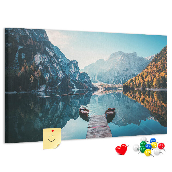 Tablero de corcho decorativo paisaje montañoso reflejado en el lago