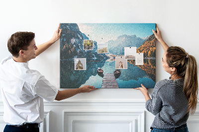 Tablero de corcho decorativo paisaje montañoso reflejado en el lago